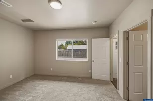 180 Hiatt St, Lebanon, OR 97355 - Photo 25