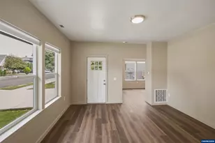 180 Hiatt St, Lebanon, OR 97355 - Photo 5