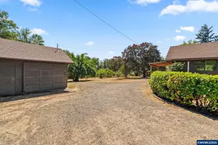 136 E Hillcrest Dr, Eugene, OR 97404 - Photo 25