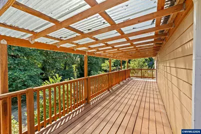 136 E Hillcrest Dr, Eugene, OR 97404 - Photo 5