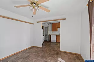 136 E Hillcrest Dr, Eugene, OR 97404 - Photo 31