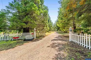 24312 Cardwell Hill Dr, Philomath, OR 97370 - Photo 3