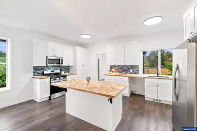 146 D St, Woodburn, OR 97071 - Photo 7
