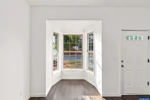 146 D St, Woodburn, OR 97071 - Photo 5