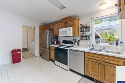 802 SW Spring St, Mill City, OR 97360 - Photo 17