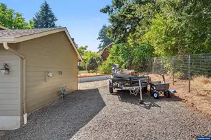 1685 Hillcrest Ct NW, Salem, OR 97304 - Photo 35