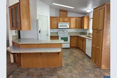 6793 Lakeside Dr NE, Salem, OR 97305 - Photo 7