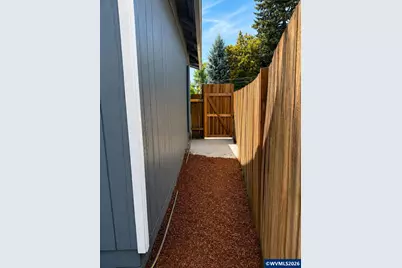 421 Stark St, Woodburn, OR 97071 - Photo 5