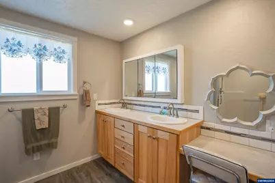 1380 W Sherman St, Lebanon, OR 97355 - Photo 5