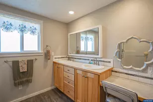 1380 W Sherman St, Lebanon, OR 97355 - Photo 5