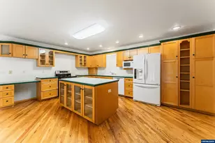 7210 NW Grandview Dr, Corvallis, OR 97330 - Photo 9