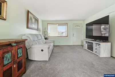 2049 W Hayes St, Woodburn, OR 97071 - Photo 9
