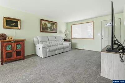 2049 W Hayes St, Woodburn, OR 97071 - Photo 7