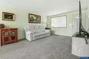 2049 W Hayes St, Woodburn, OR 97071 - Photo 7