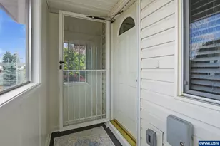 2049 W Hayes St, Woodburn, OR 97071 - Photo 5
