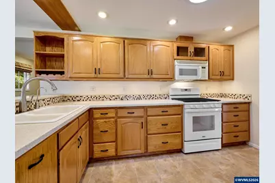 2015 Camellia Wy, Woodburn, OR 97071 - Photo 9