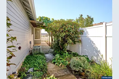 2015 Camellia Wy, Woodburn, OR 97071 - Photo 37