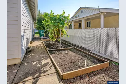 2015 Camellia Wy, Woodburn, OR 97071 - Photo 33
