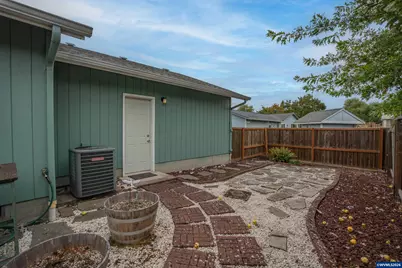 1285 Laurelhurst Dr, Eugene, OR 97402 - Photo 7