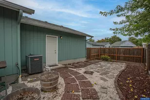 1285 Laurelhurst Dr, Eugene, OR 97402 - Photo 7