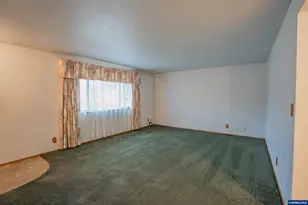 1285 Laurelhurst Dr, Eugene, OR 97402 - Photo 15