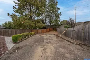 1285 Laurelhurst Dr, Eugene, OR 97402 - Photo 33