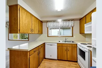 2056 King Wy, Woodburn, OR 97071 - Photo 9