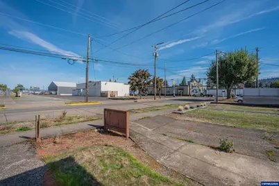 42 E St, Lebanon, OR 97355 - Photo 27