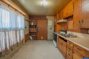 42 E St, Lebanon, OR 97355 - Photo 5
