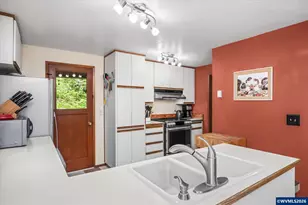 27828 Gibralter Lp, Eugene, OR 97405 - Photo 11