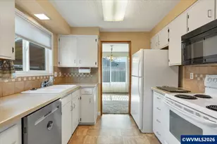 2008 W Santiam Dr, Woodburn, OR 97071 - Photo 13