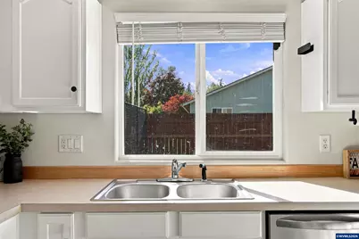 542 Ashley Ct, Jefferson, OR 97352 - Photo 13