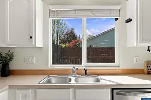 542 Ashley Ct, Jefferson, OR 97352 - Photo 13