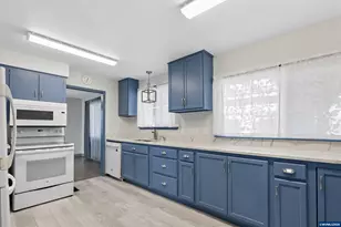 389 Maxwell Rd, Eugene, OR 97404 - Photo 3