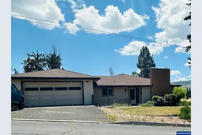402 Trinity St, Klamath Falls, OR 97601 - Photo 1