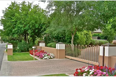 15 Biltmore Estates Drive, Phoenix, AZ 85016 - Photo 3