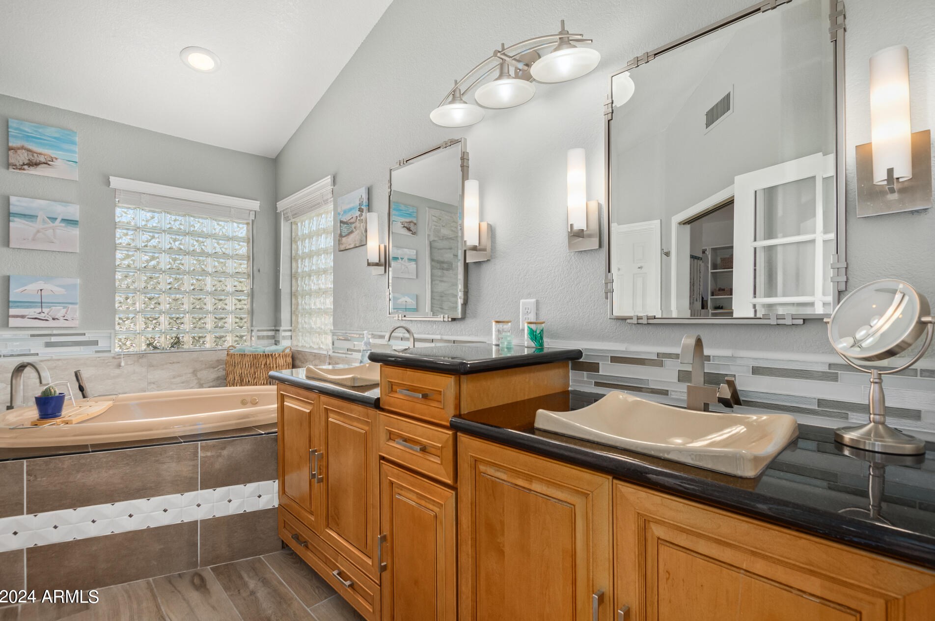 1367 Amberwood Dr, Phoenix AZ  85045-0605 exterior