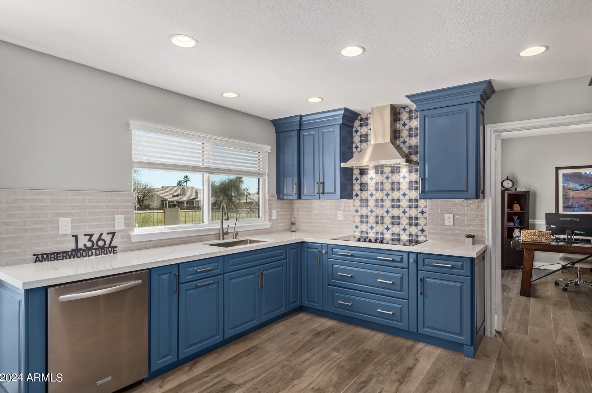 1367 Amberwood Dr, Phoenix AZ  85045-0605 exterior
