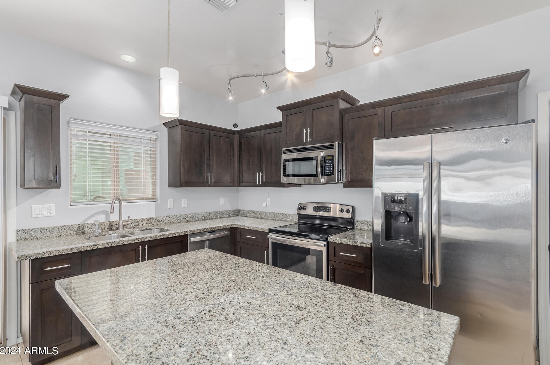 2040 Heartwood Ln, Phoenix AZ  85022-2986 exterior