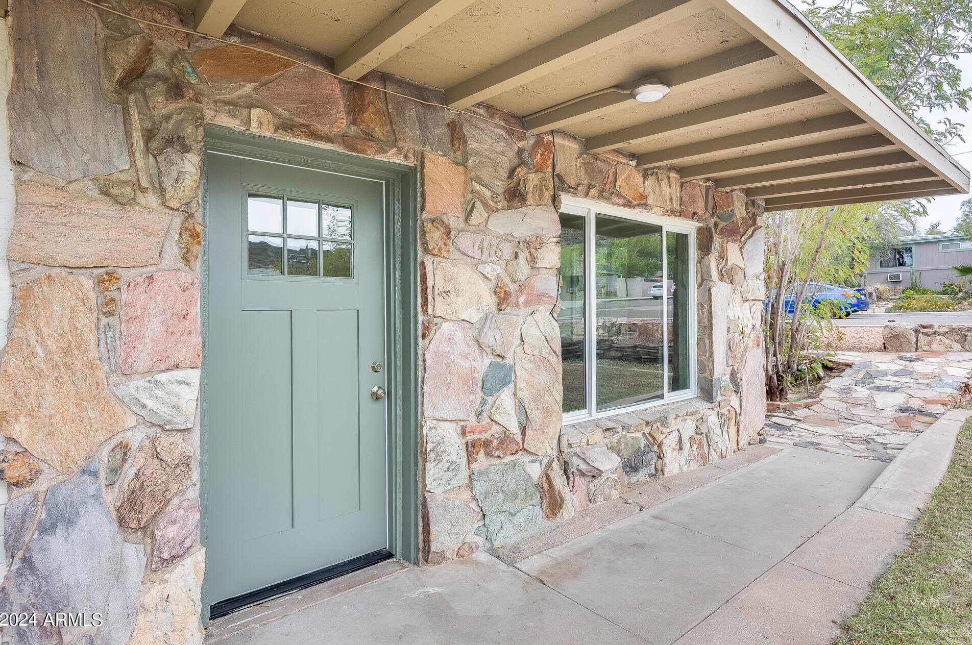 1446 Sunnyslope Ln, Phoenix AZ  85020-2727 exterior