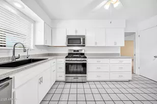 10739 W Saratoga Cir, Sun City, AZ 85351 - Photo 17