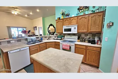 14946 S Avalon Road, Arizona City, AZ 85123 - Photo 9