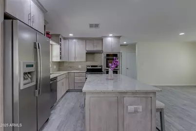 542 E Flynn Lane, Phoenix, AZ 85012 - Photo 13