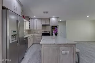 542 E Flynn Ln, Phoenix, AZ 85012 - Photo 13