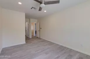 542 E Flynn Ln, Phoenix, AZ 85012 - Photo 19