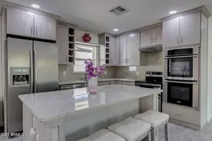 542 E Flynn Ln, Phoenix, AZ 85012 - Photo 7