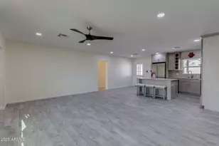 542 E Flynn Ln, Phoenix, AZ 85012 - Photo 9