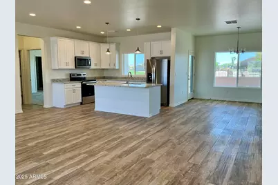 8350 W Encanto Lane, Arizona City, AZ 85123 - Photo 13