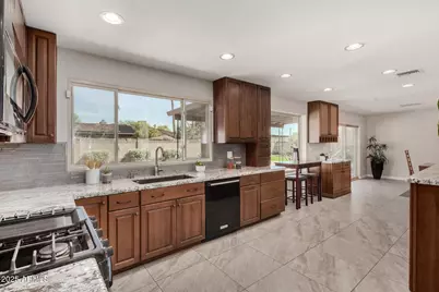 2070 E Manhatton Drive, Tempe, AZ 85282 - Photo 1