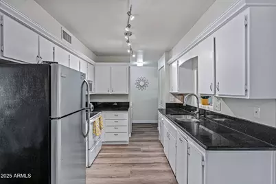 10114 W Royal Oak Road, Sun City, AZ 85351 - Photo 11